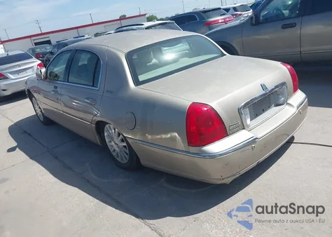 2004 Lincoln Town Car Signature z USA, uszkodzony, nr VIN 1LNHM81W94Y623970